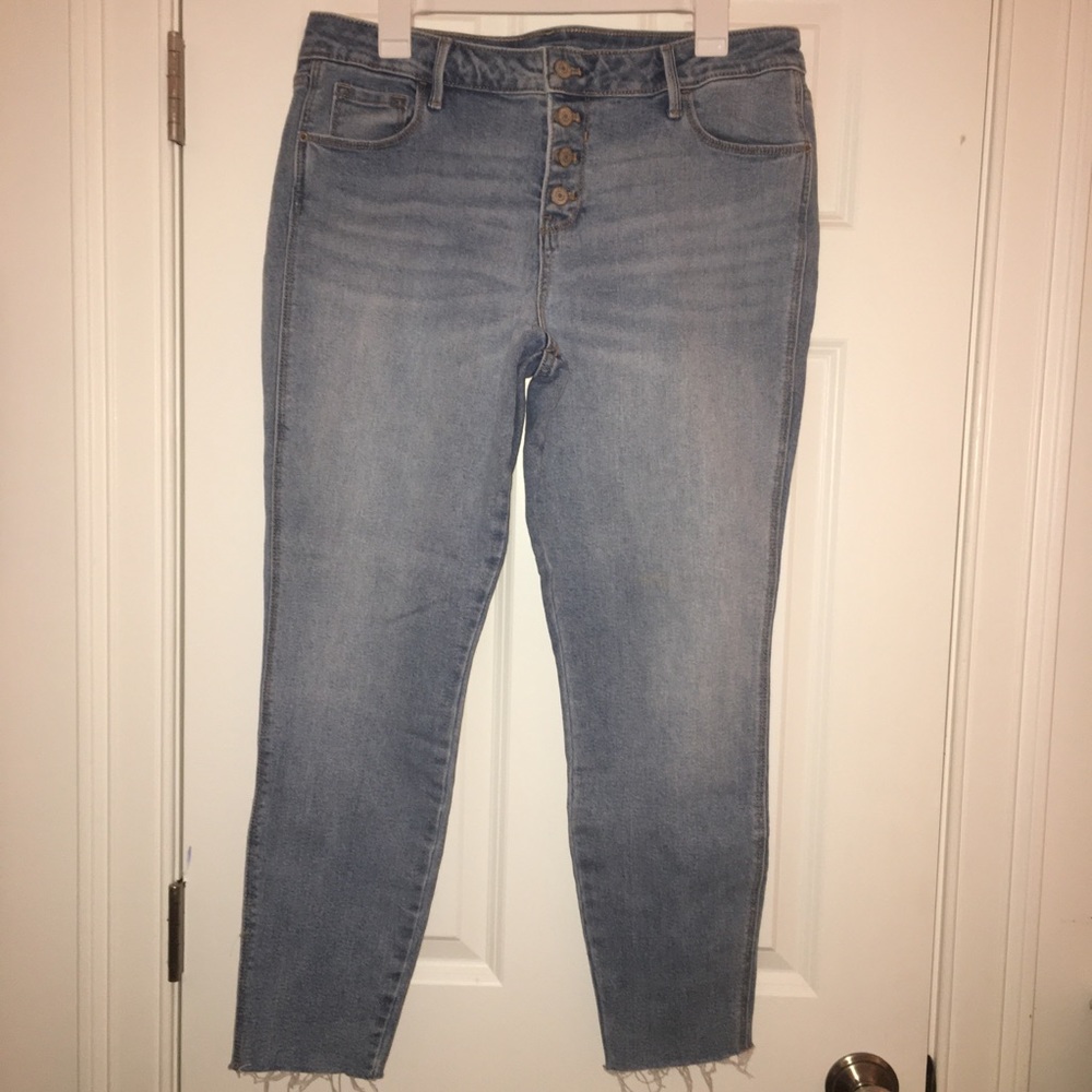 LIGHT WASH SKINNY JEANS